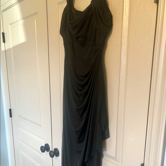 Ball Gowns - Picture 2 of 5